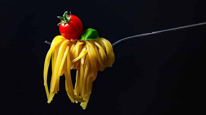 tenedor con tomate y espagetti