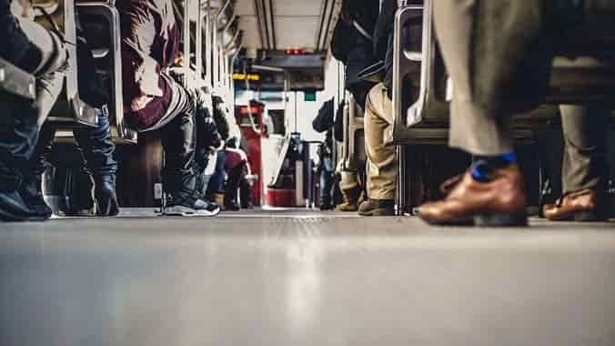 Pies de las personas en un autobus