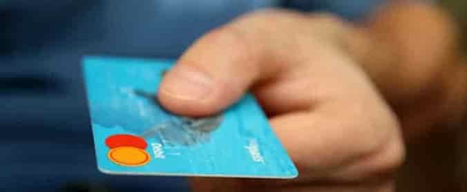 pagando con tarjeta de crédito