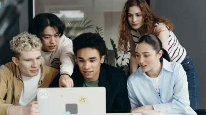 grupo de jovenes trabajando